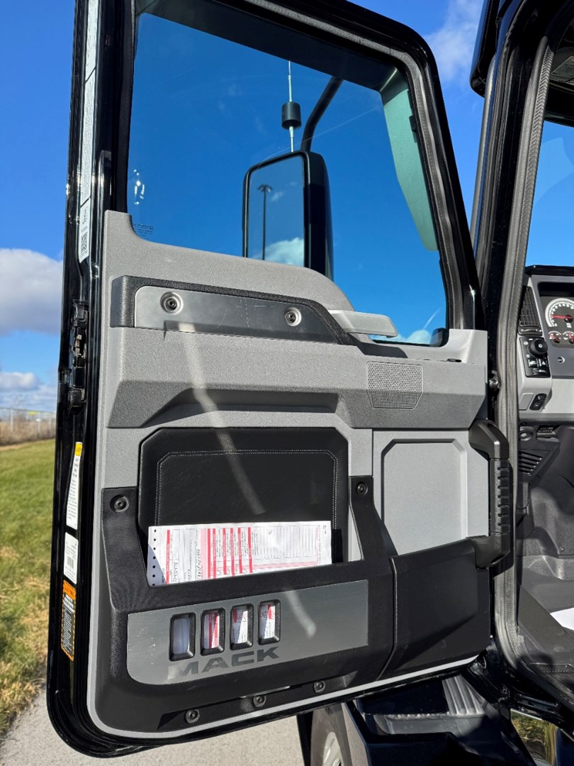 2023 MACK AN64T - USED TRUCKS SLEEPER - image 11